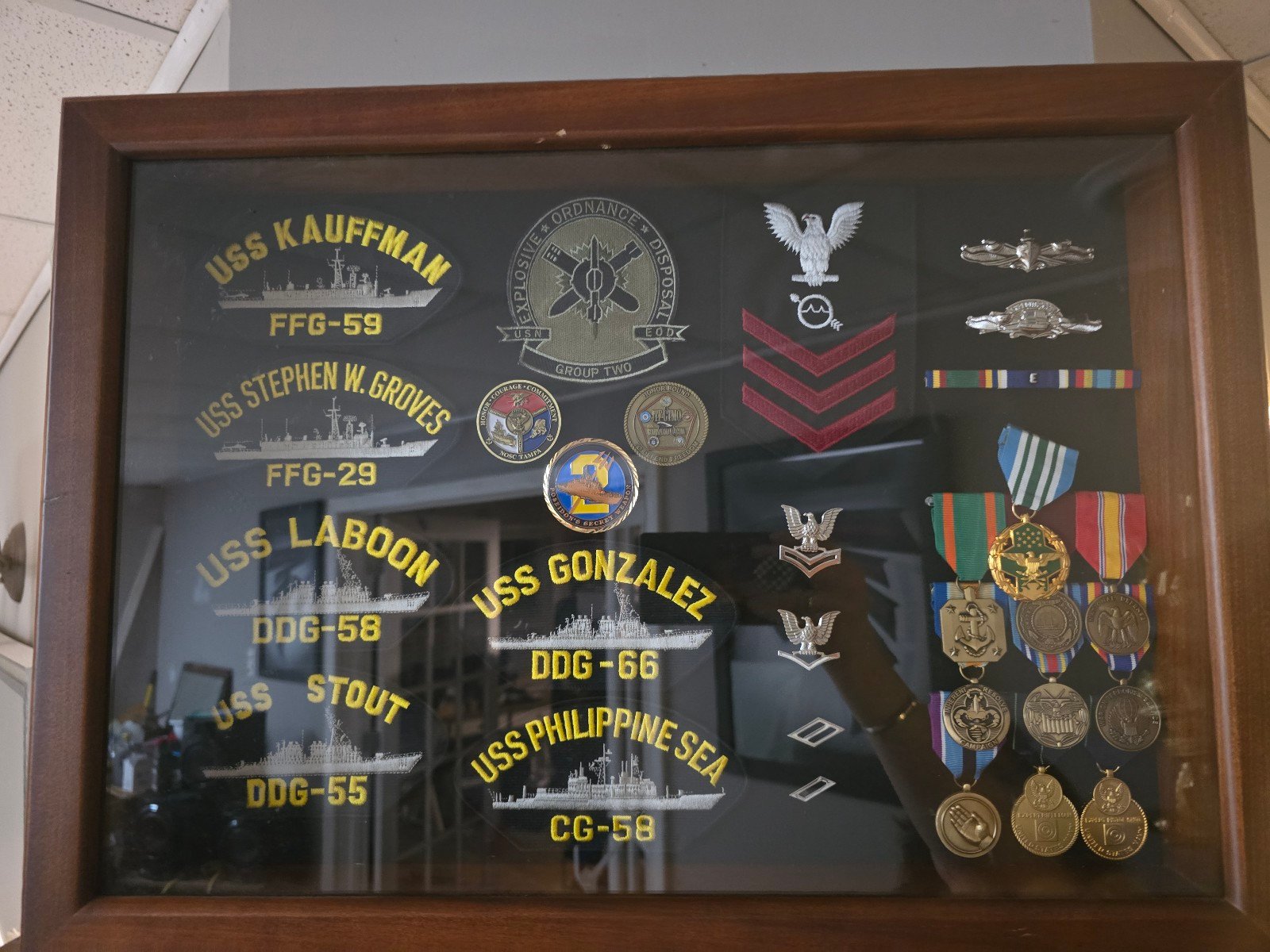 US Navy metals,patches,with case.