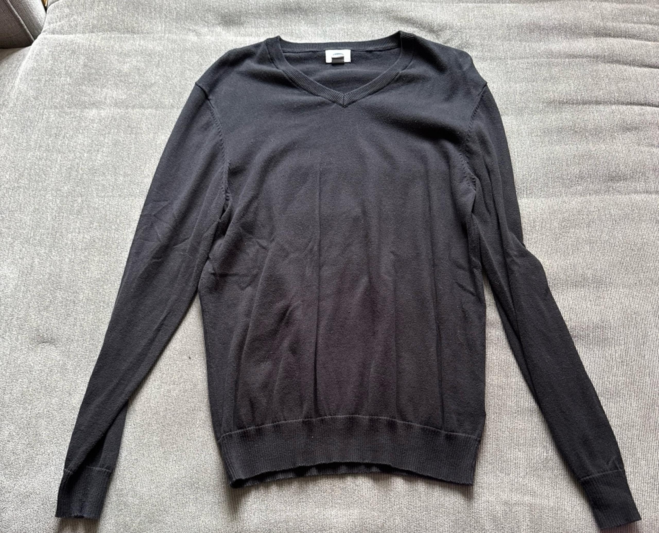 Old navy men’s black sweater v neck size medium
