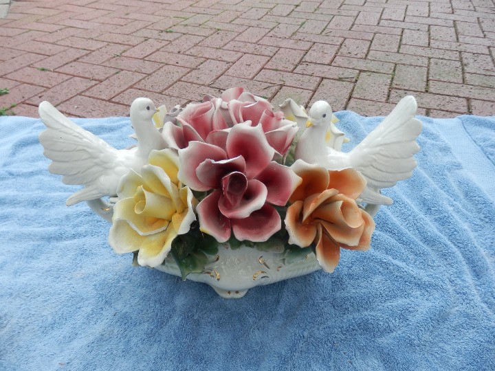 VTG Capodimonte porcelain Italy Large Center Piece Doves, Roses . 16 x 11