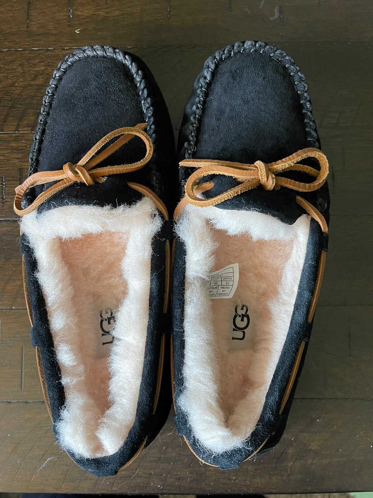 *BRAND NEW* UGG moccasins