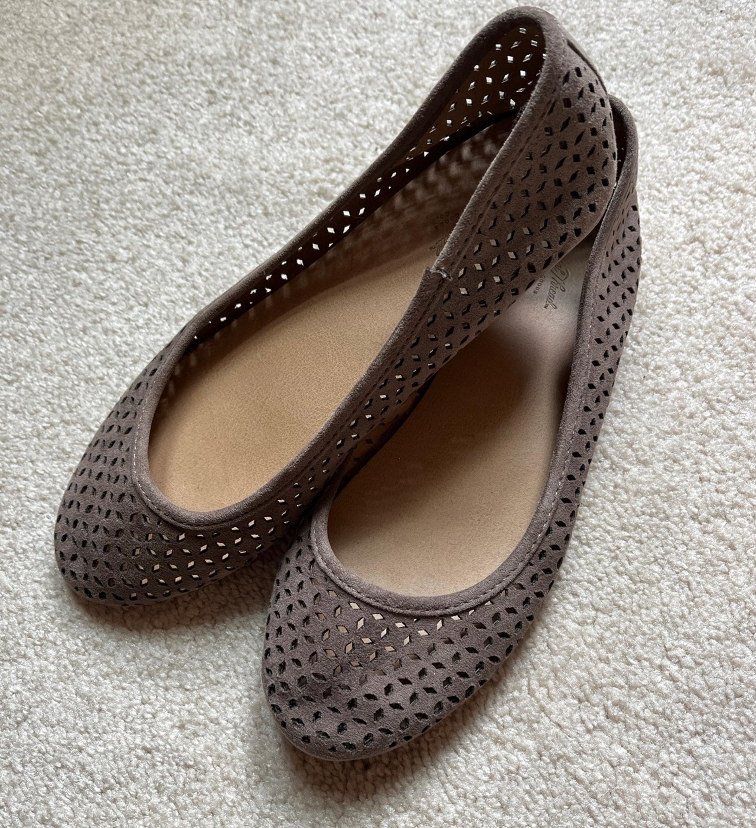 Universal Threads Flats