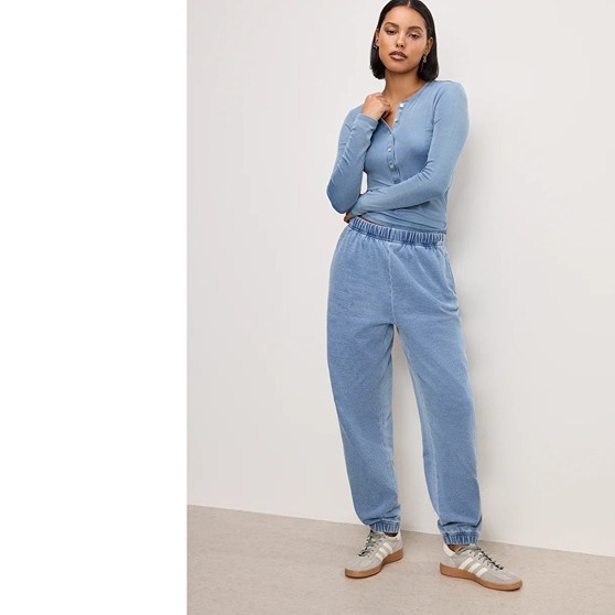 Good American Jeanius Sweatpants in Chambray Blue