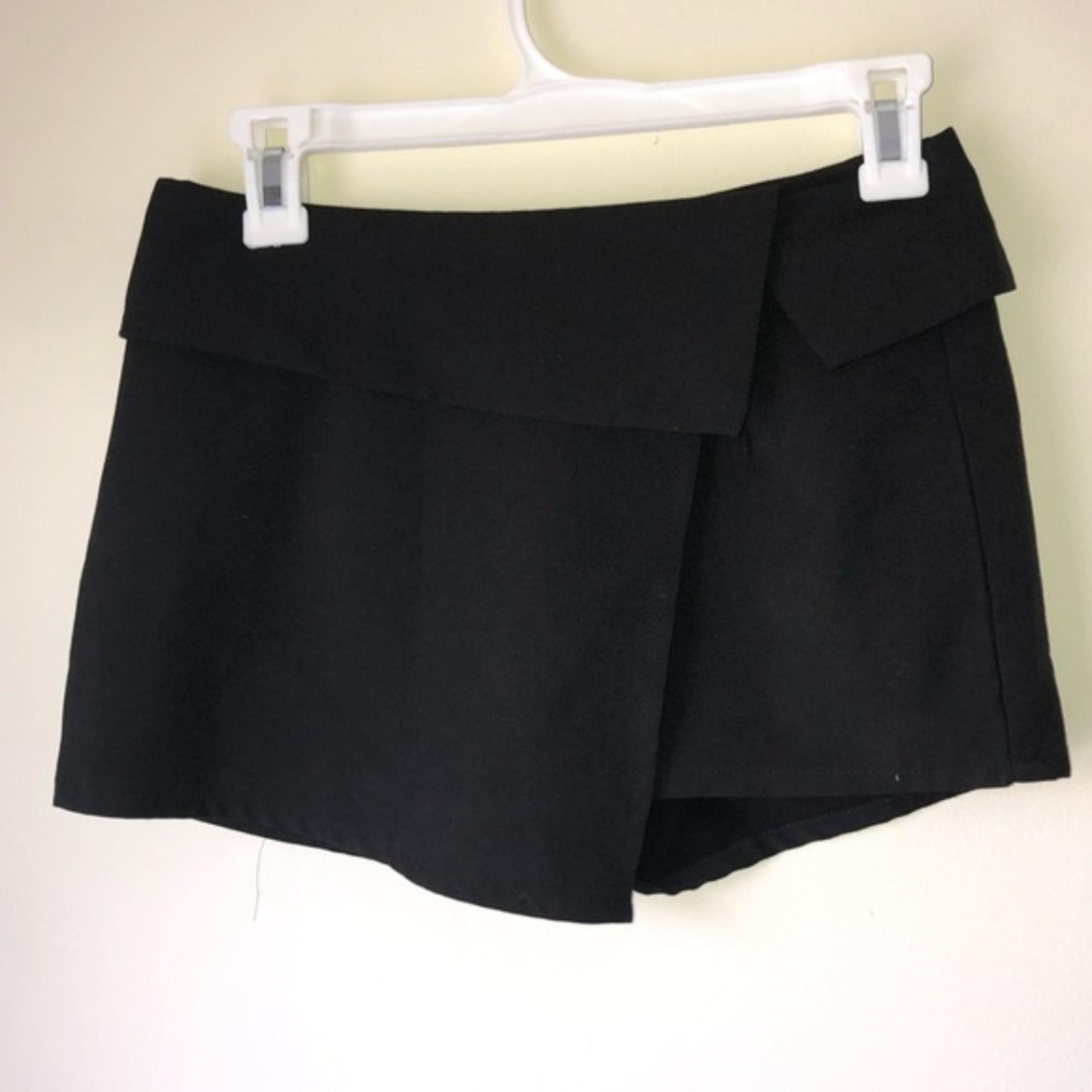 TOBI Envelope Style Black Skort/Skirt Size Small