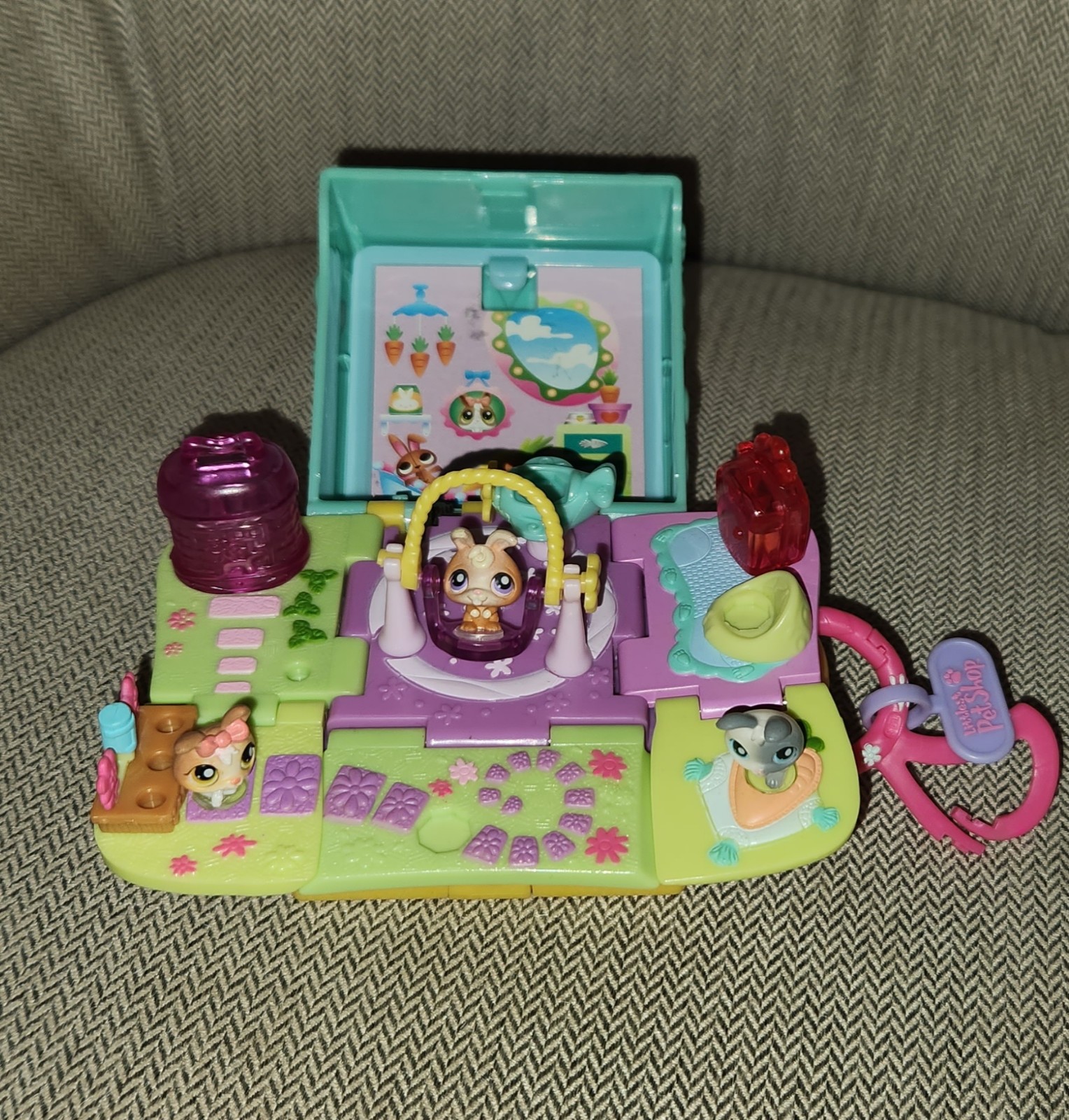 Littlest Pet Shop 2006 Teeniest Tiniest Pop Up Bunny Playset with 3 figures