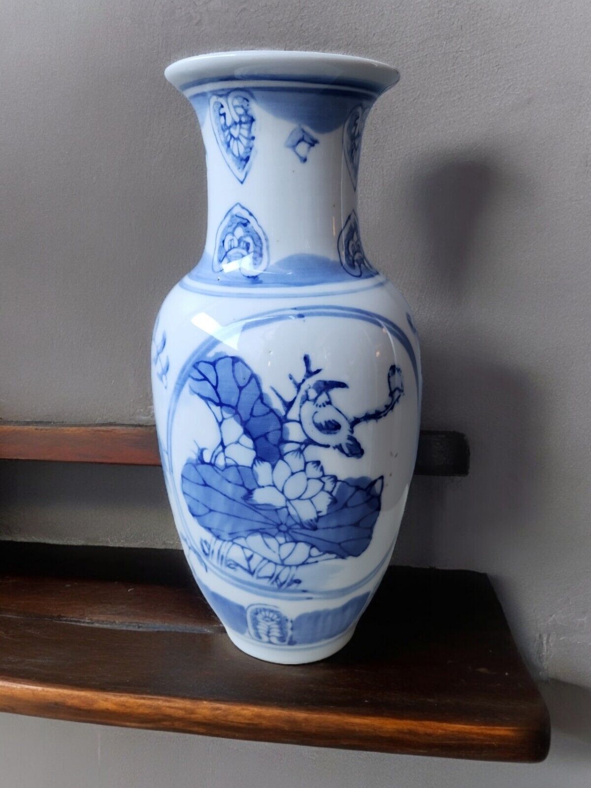 Vintage Chinoiserie Blue and White Porcelain Lotus Flowers and Bird Pattern Vase