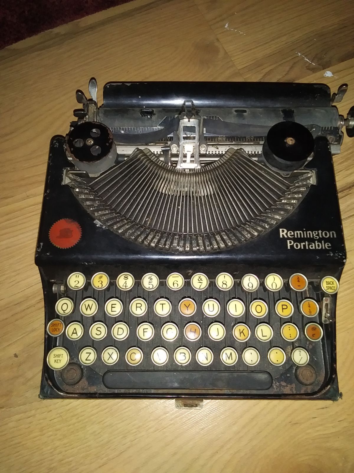 V I N T A G E Remington Portable Typewri