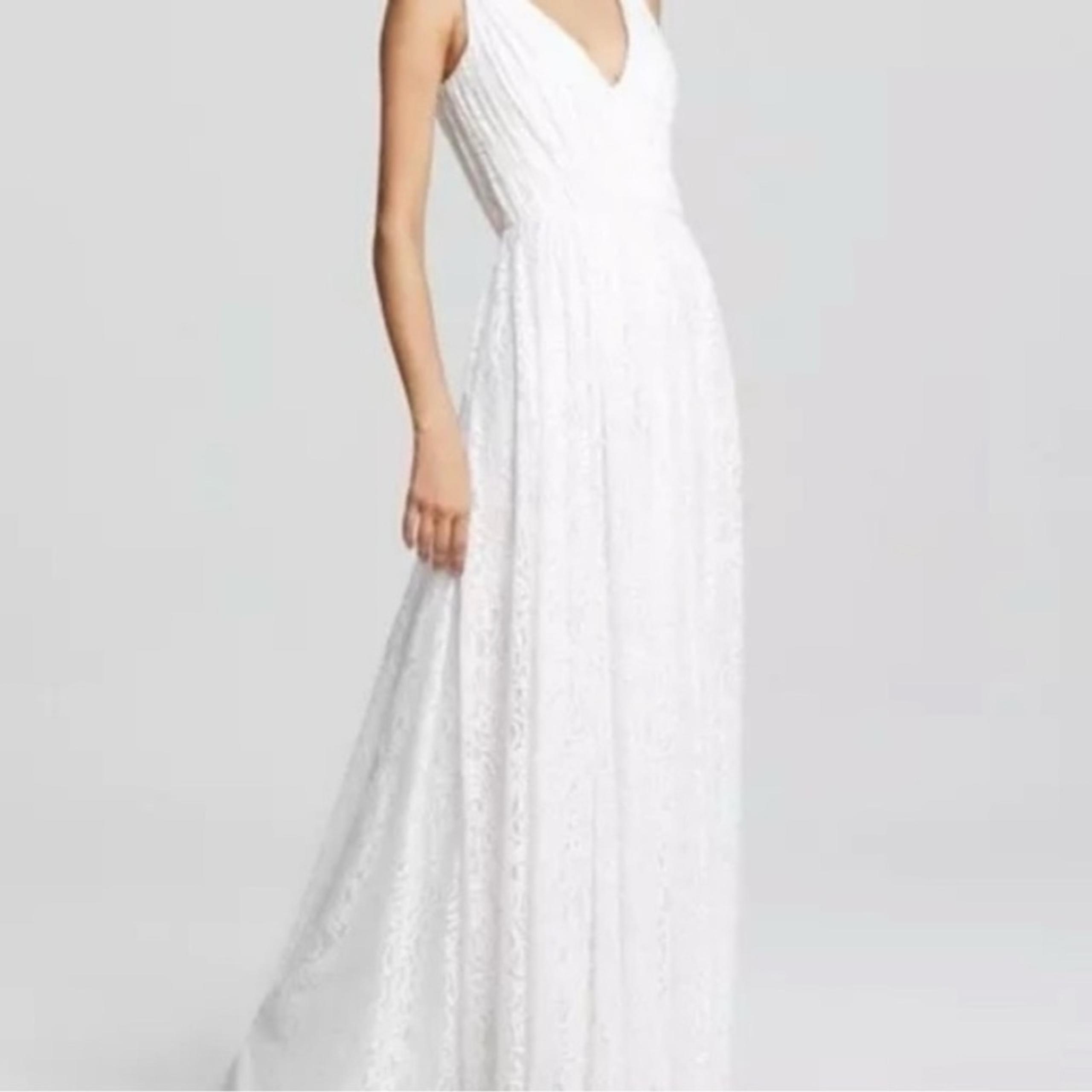 Vera Wang Deep V Neck White Lace Gown Size 4 Missing Belt