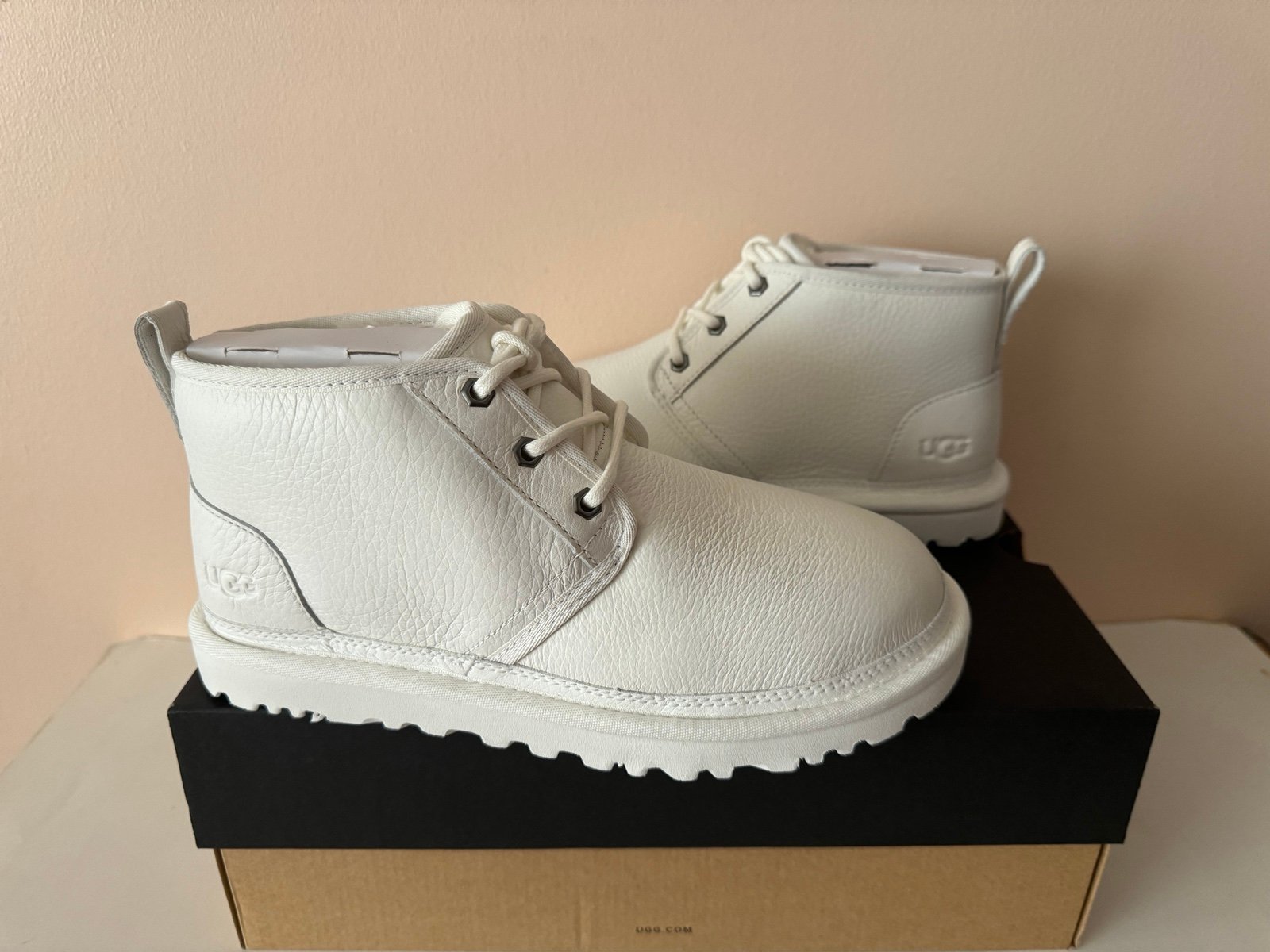 UGG Neumel Leather Chukka White Boot. Pebbled leather fur boots. Size: 9