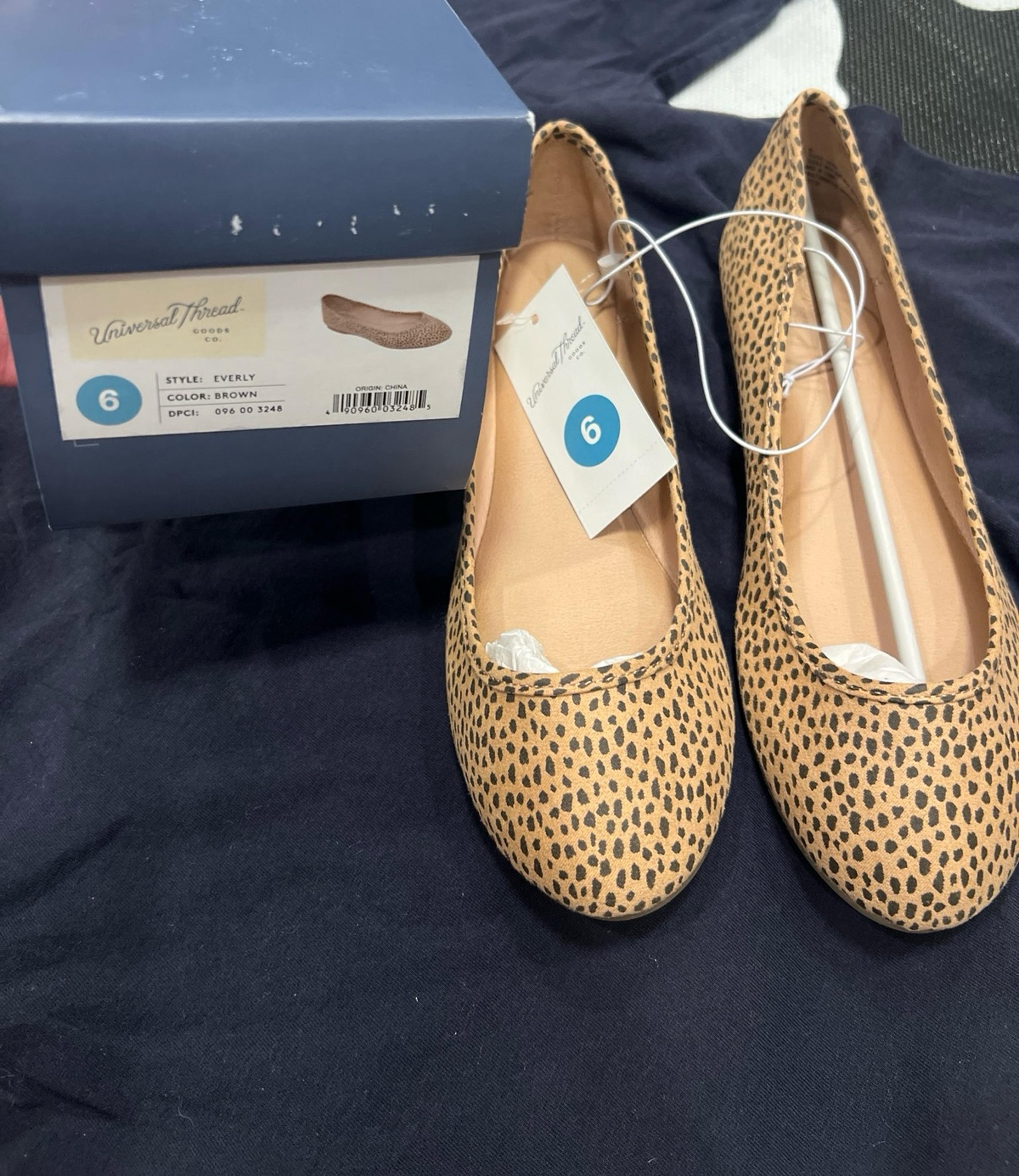 Universal Thread Everly Flats