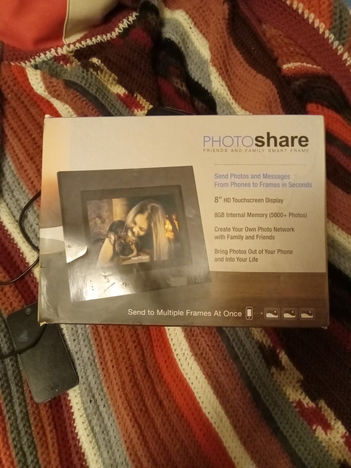 Eight inch deep touch screen display eight gigabyte internal memory 5000 fotos