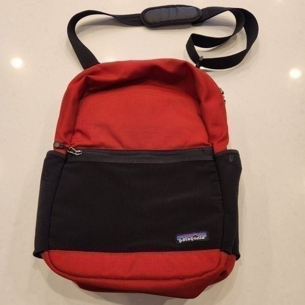 Patagonia shoulder strap commuter bag.