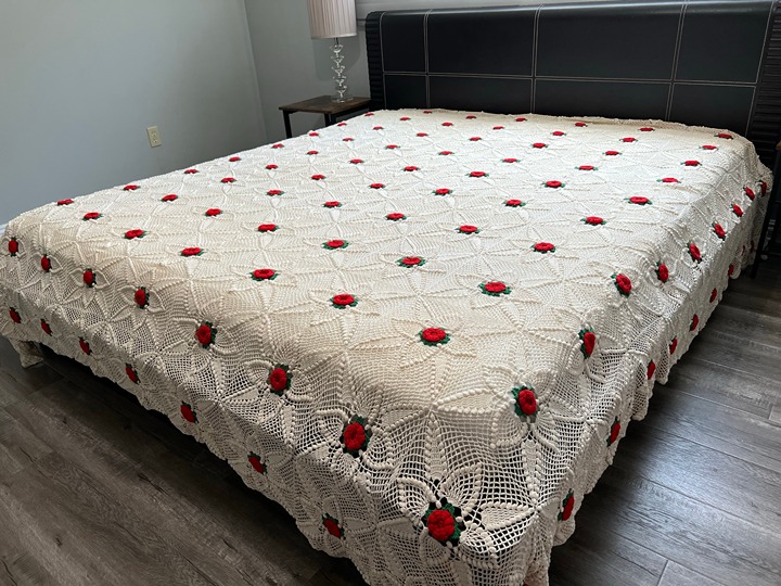 Vintage Handmade Crochet Roses/Floral Coverlet Bedspread