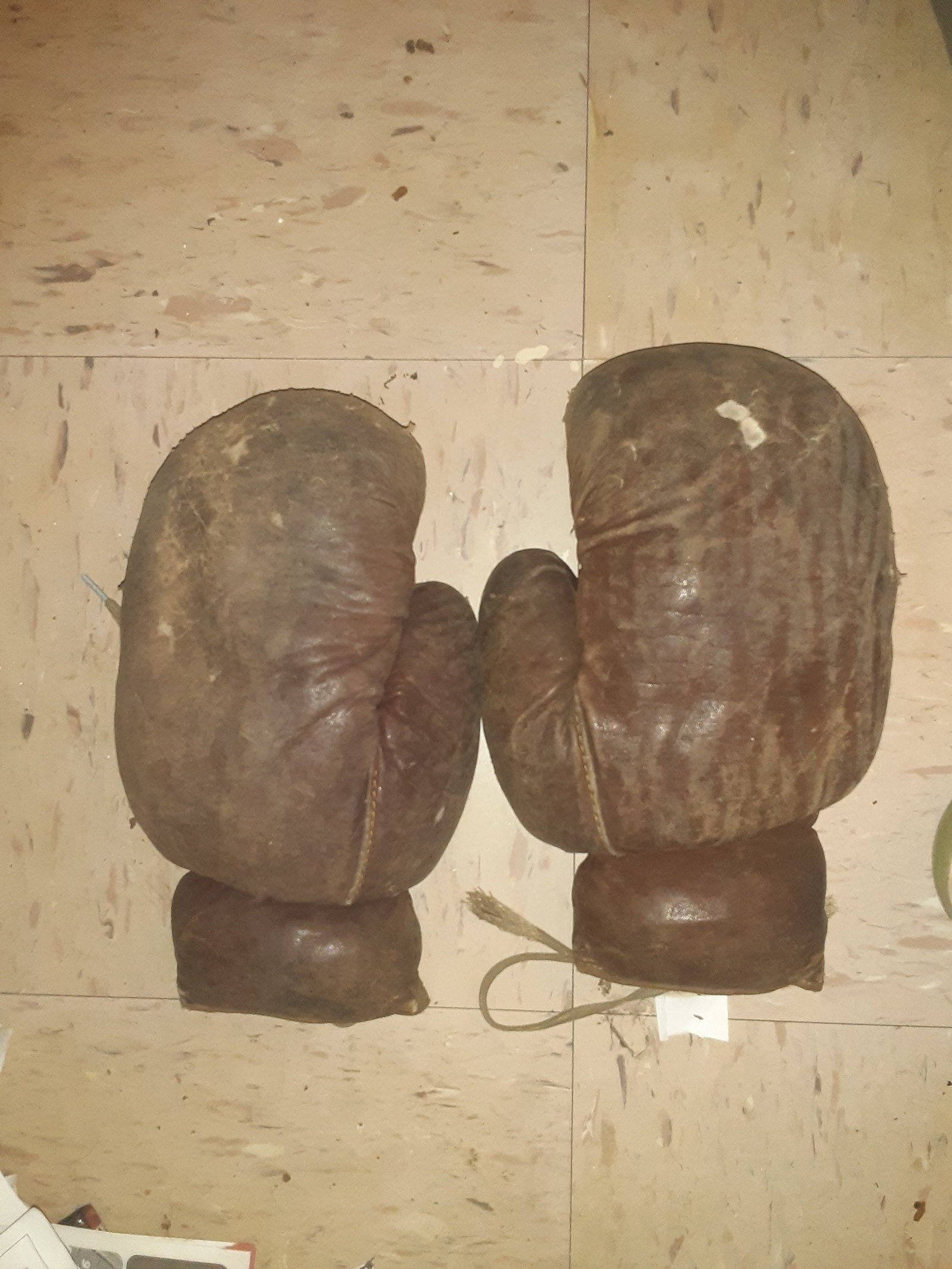 VINTAGE LEATHER BOXING GLOVES PAIR GOOD CONDITION