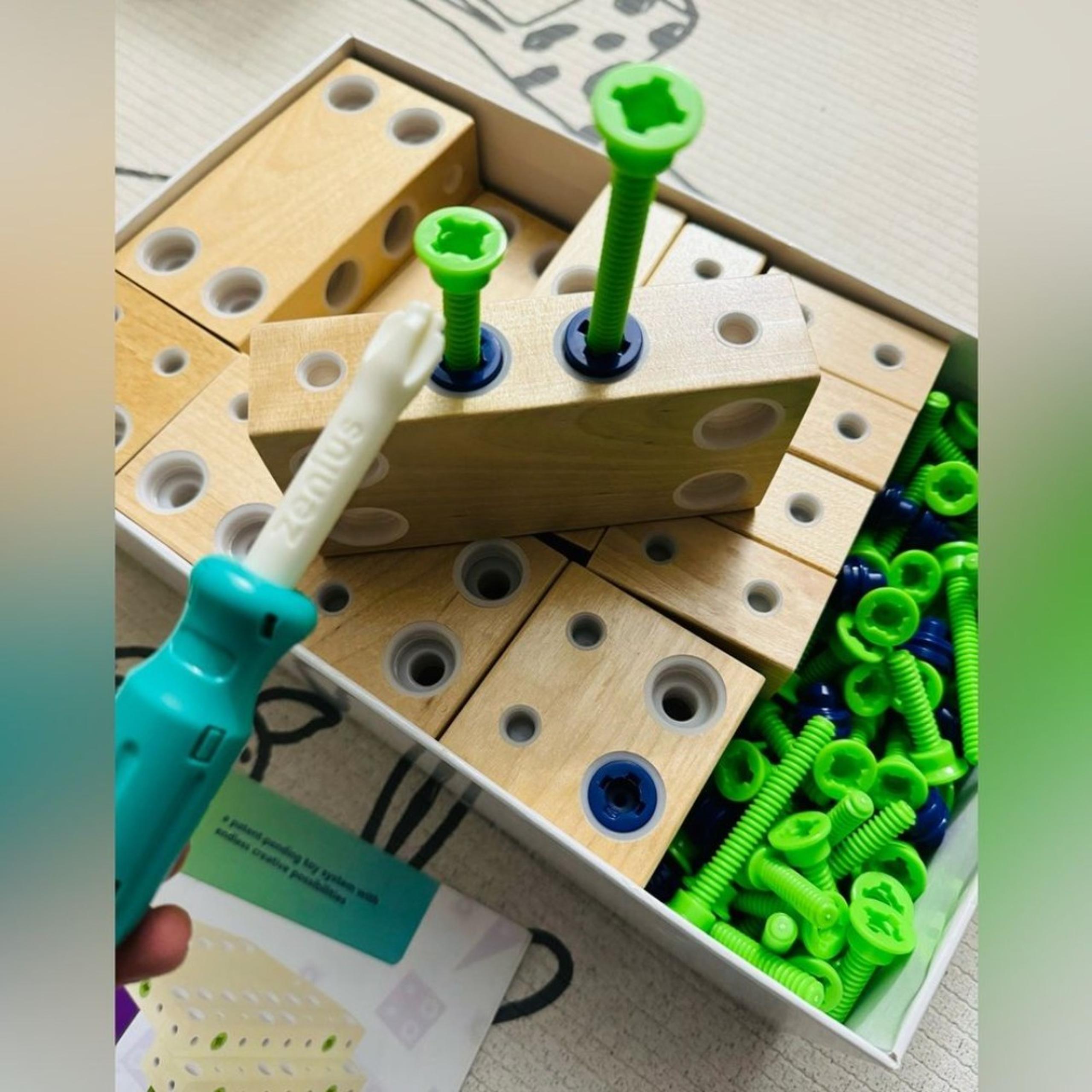 Screen free play Zenius Master Building Set 136 pieces — like new STEM toy