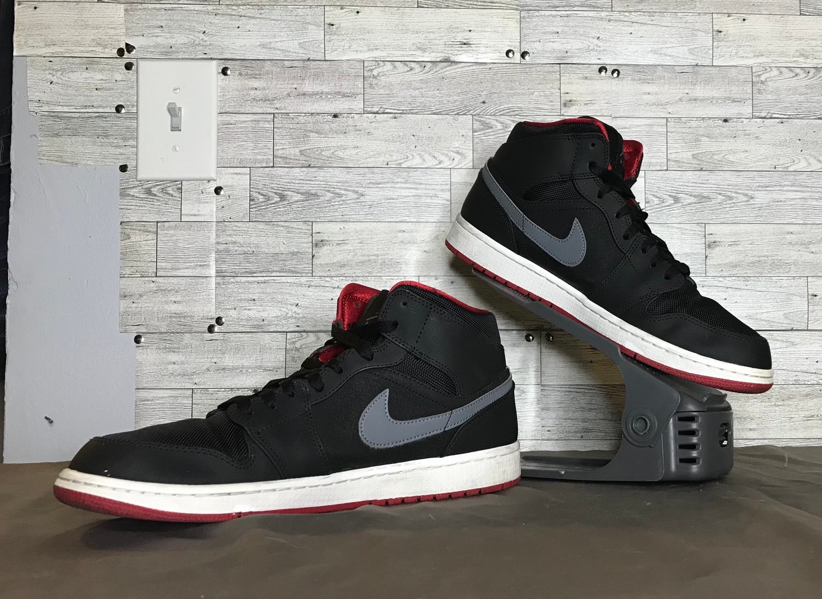 Air Jordan 1 Mid “Cool Grey/Gym Red” sz 11.5