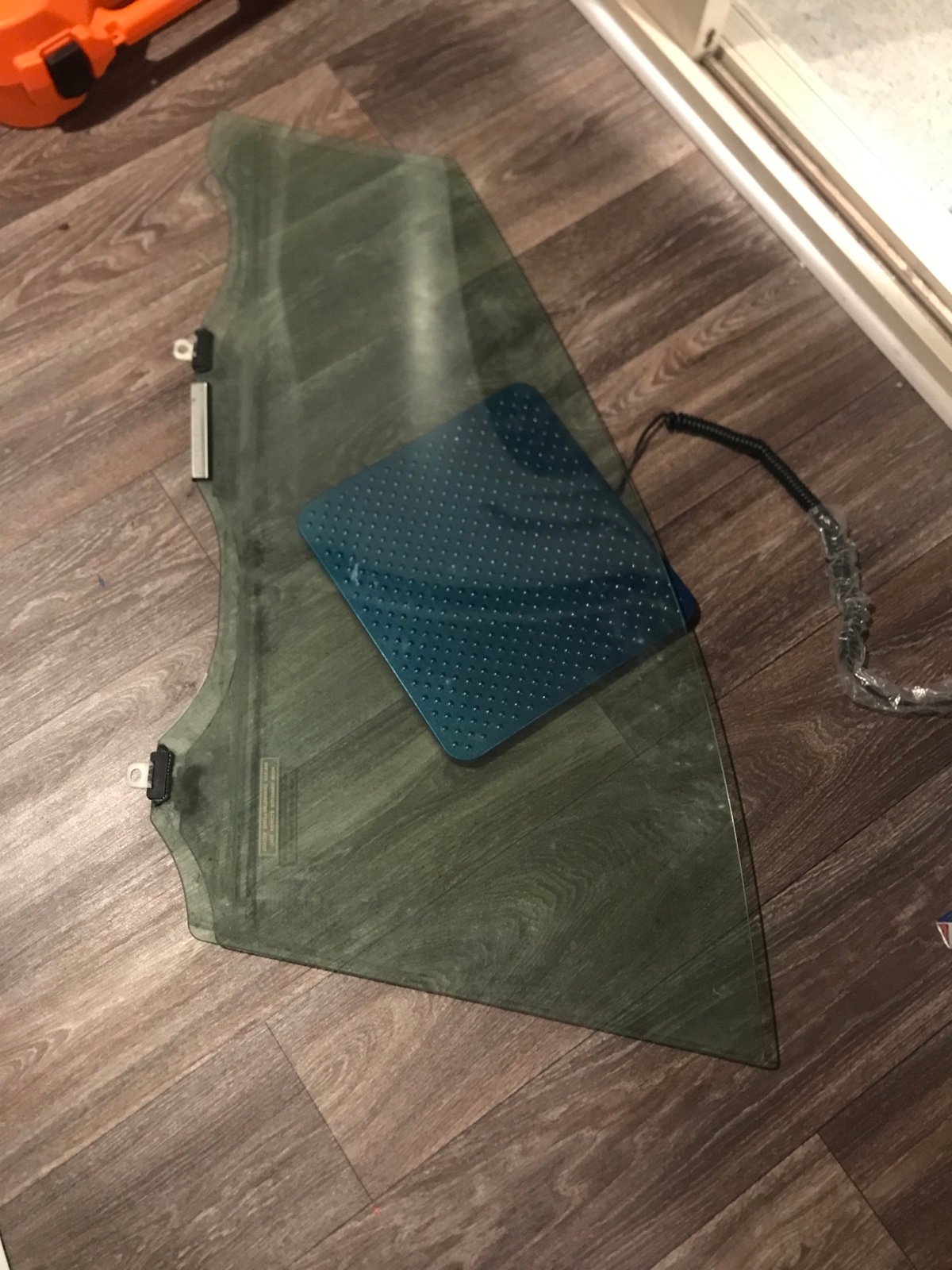 04-09 Toyota Prius right front passenger side glass