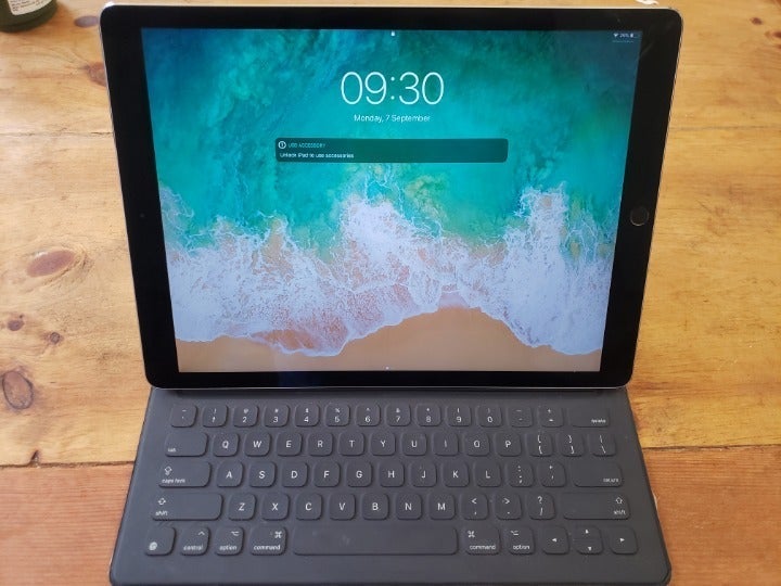 Ipad pro 2ndGen 12.9 w/ keyboard & dock