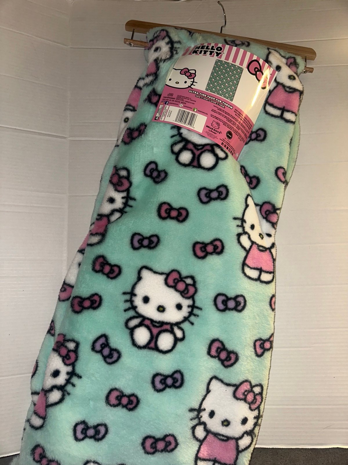 So super soft hello kitty throw brand new with hanger