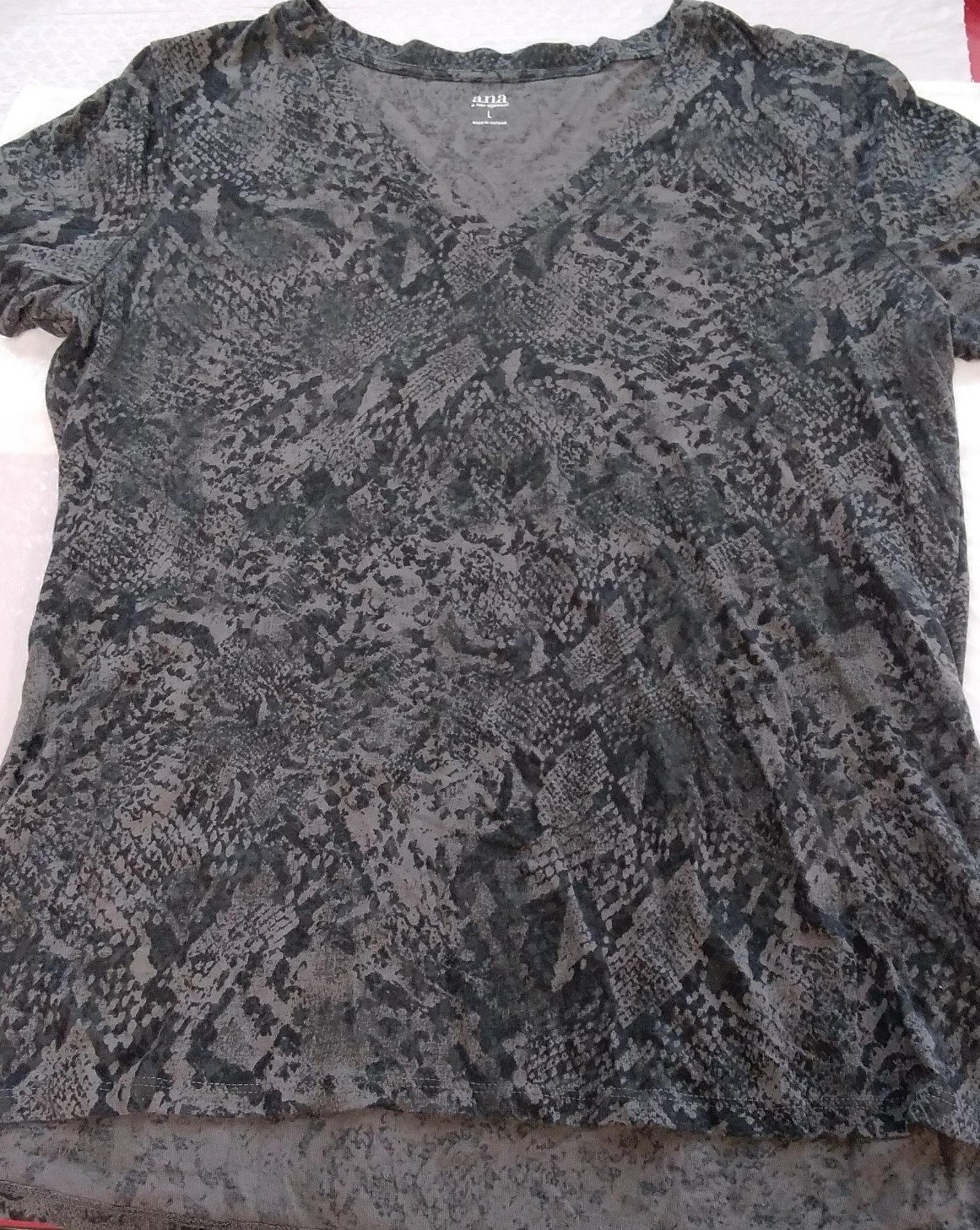 Women's juniors v neck tshirt a.n.a. size lg