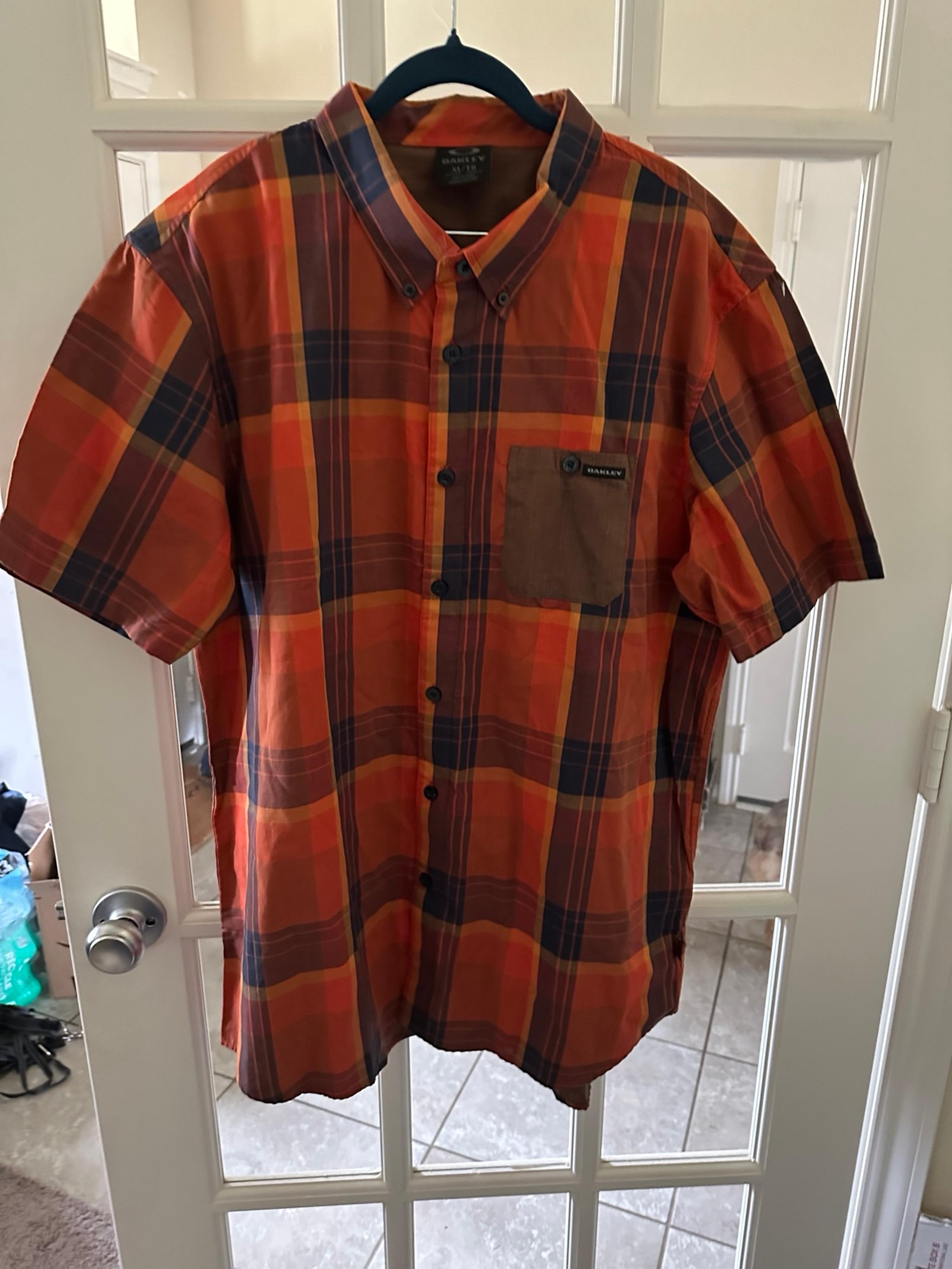 Men’s Oakley sz extra large XL button down plaid shirt