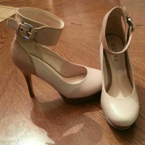 Beautiful pumps very stylish.