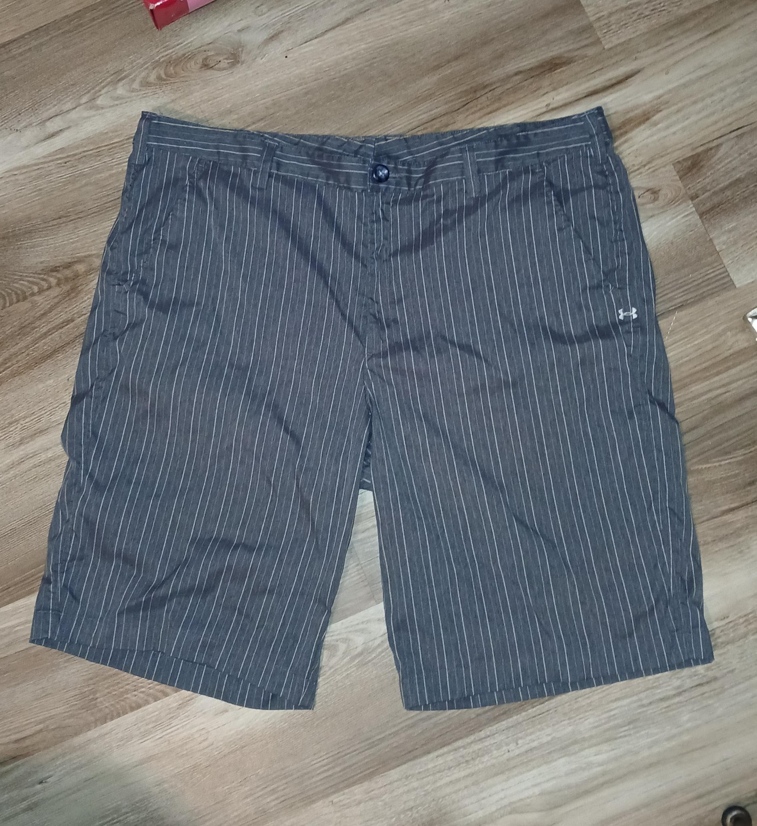 Under Armour Men’s Size 42 Gray PineStripe Casual Loose Shorts