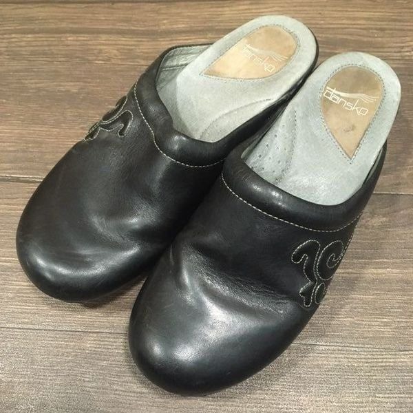 Dansko black embossed nursing size 40/9 slip on clogs