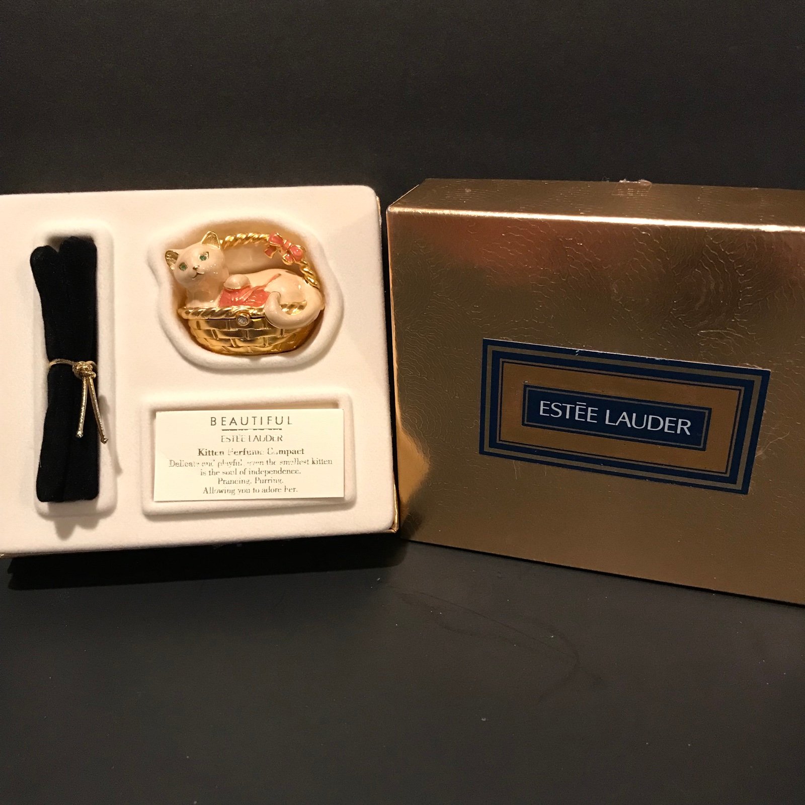 Vintage Estée Lauder Beautiful White Cat In Basket Solid Perfume Compact Rare