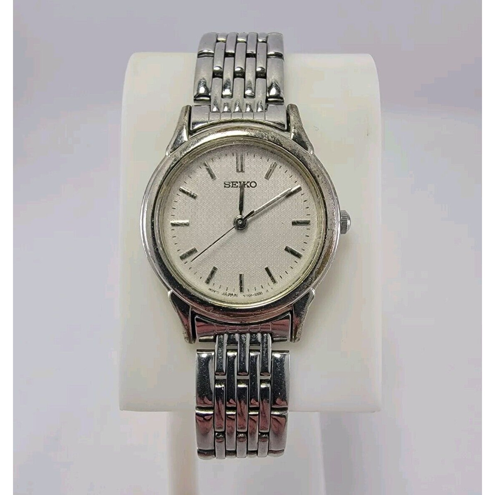Ladies Seiko V701-1930 Silver Tone Vintage Quartz Watch Has Wear New Battery