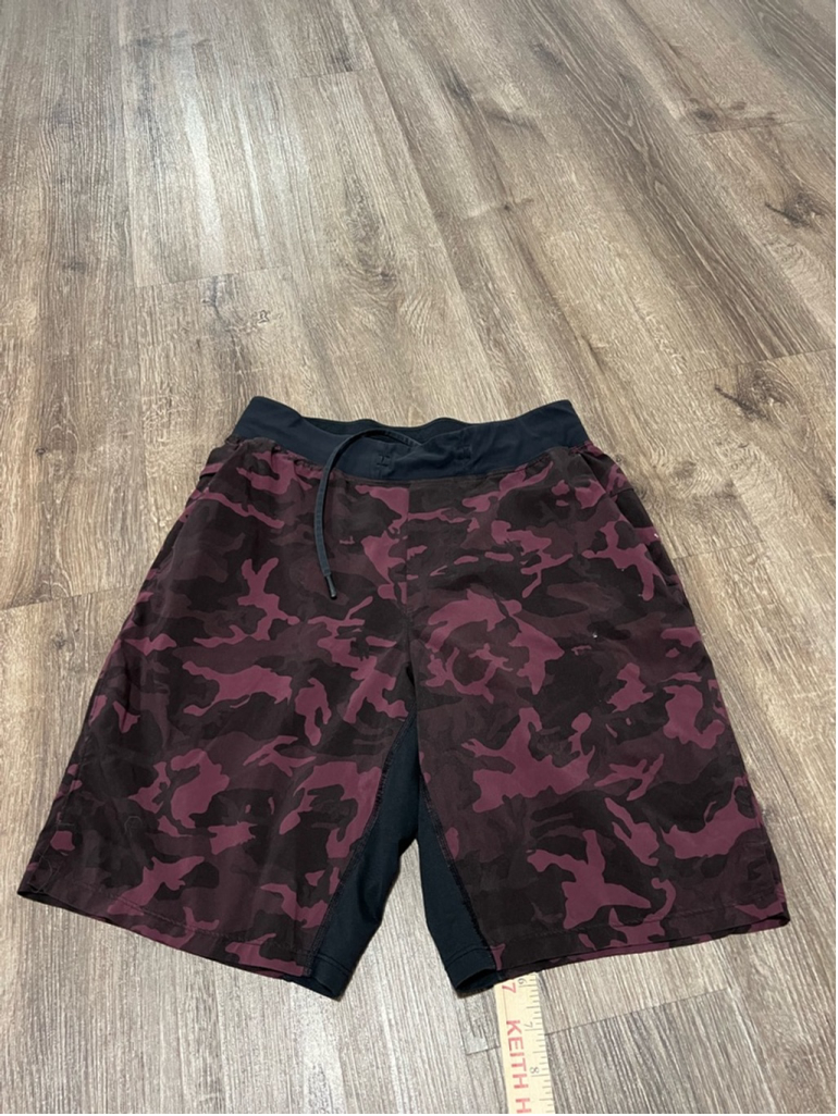 Men's Lululemon Shorts Size S Burgundy Camo