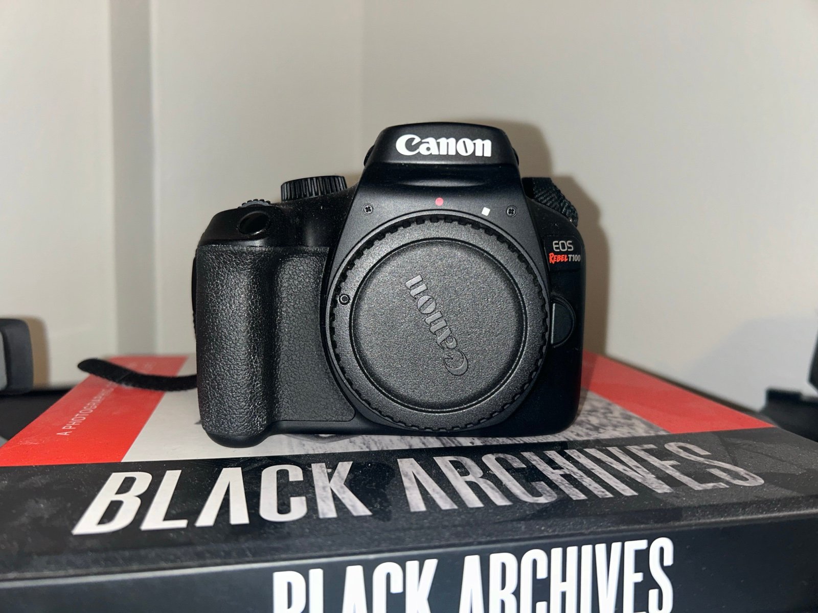 Canon EOS rebel T100 (lense +extras included)