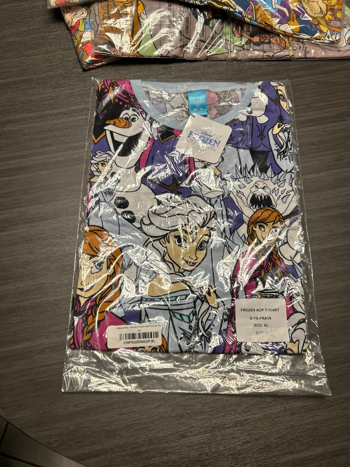 Cakeworthy Frozen AOP Unisex Tshirt XL. Disney princess