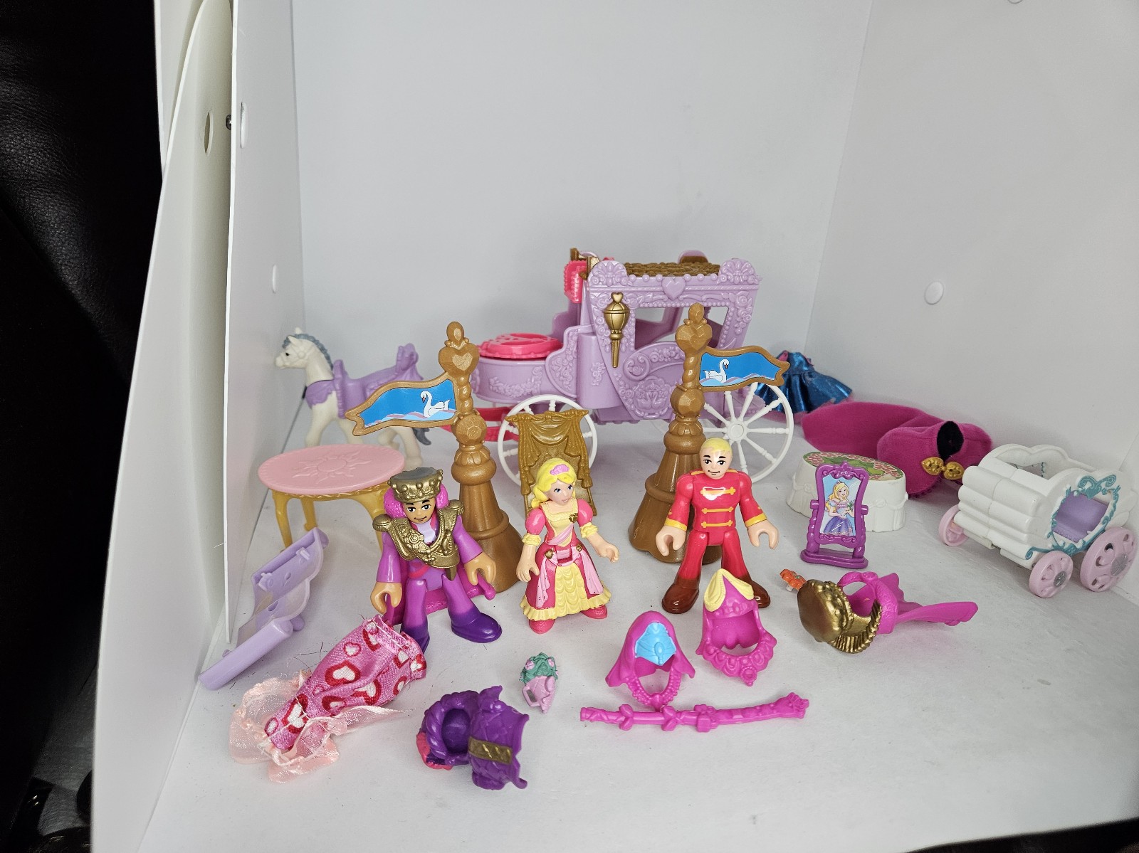 Fisher Price Precious Places Swan Palace Castle Coach Horse Carraige W People .
