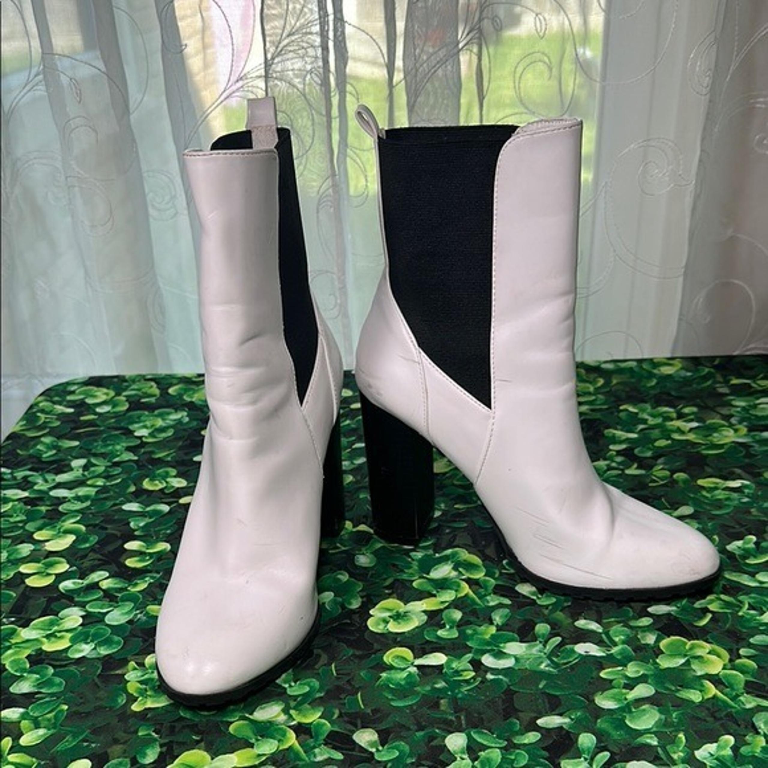 Forever 21 Platform Chunky White Black Heel Ankle Boots size 9 women