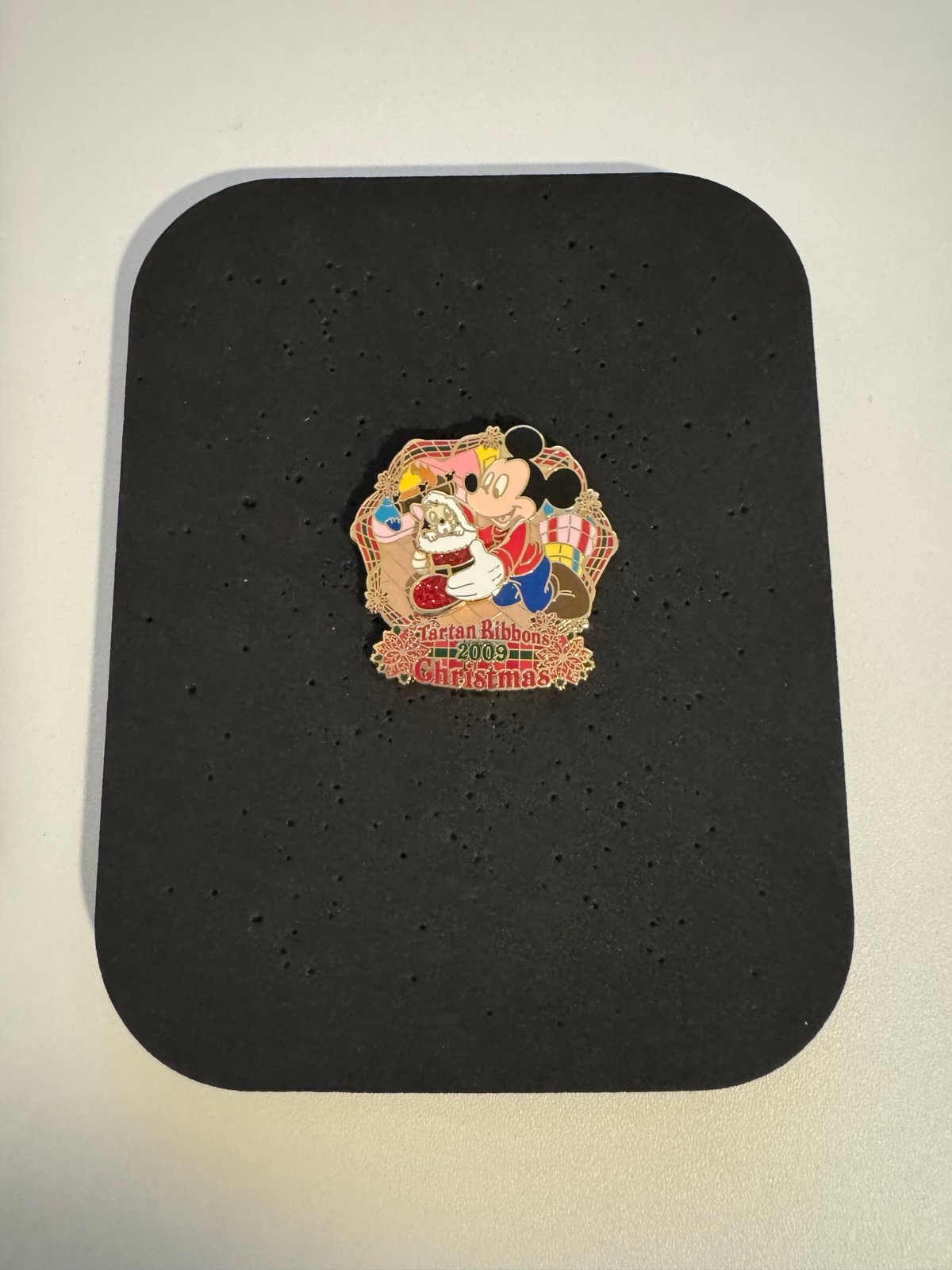 DSJ - Mickey & Figaro Tartan Ribbon 2009 Christmas Pin LE800