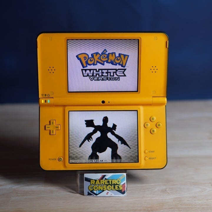 Nintendo DSi XL in Vibrant Yellow W/ 32GB SD, Charger, Stylus &  games