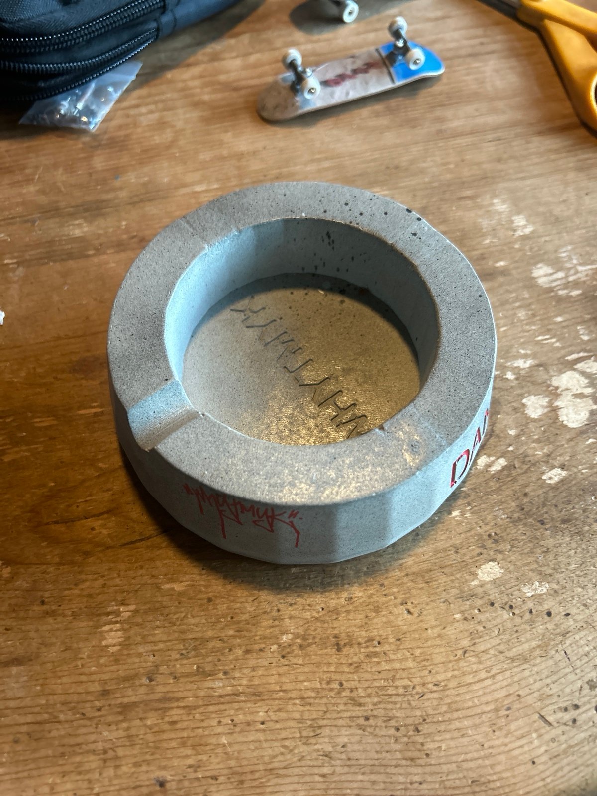 Fingerboard ramp ashtray