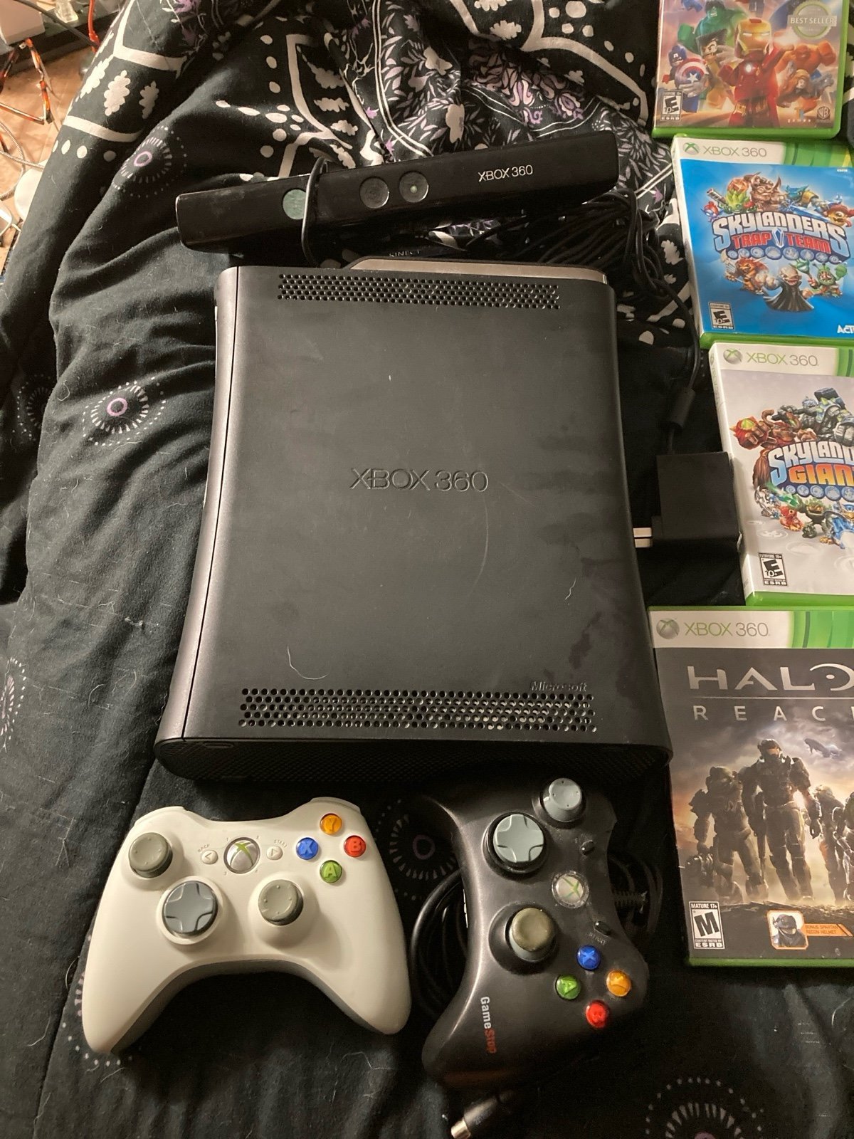 Xbox 360 controller and game bundle