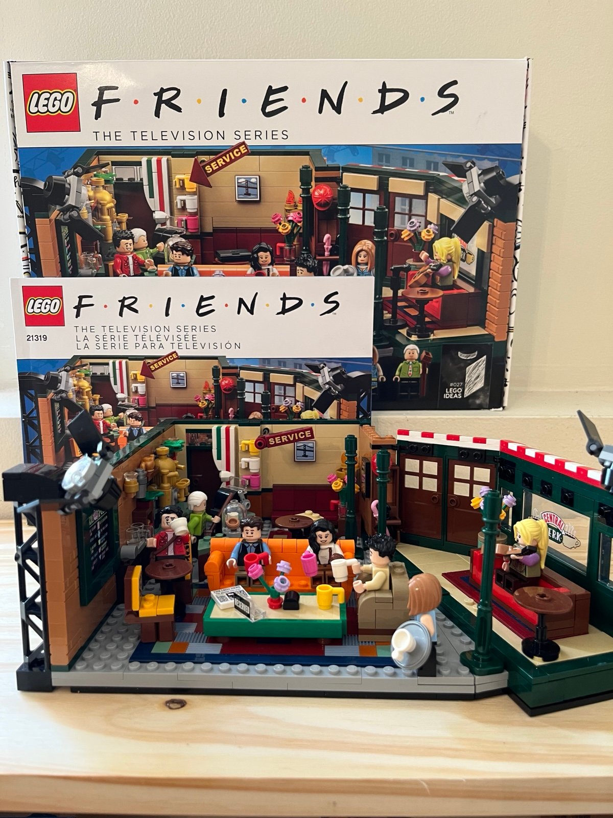 Lego Friends the television series Central Perk 21319 loose complete