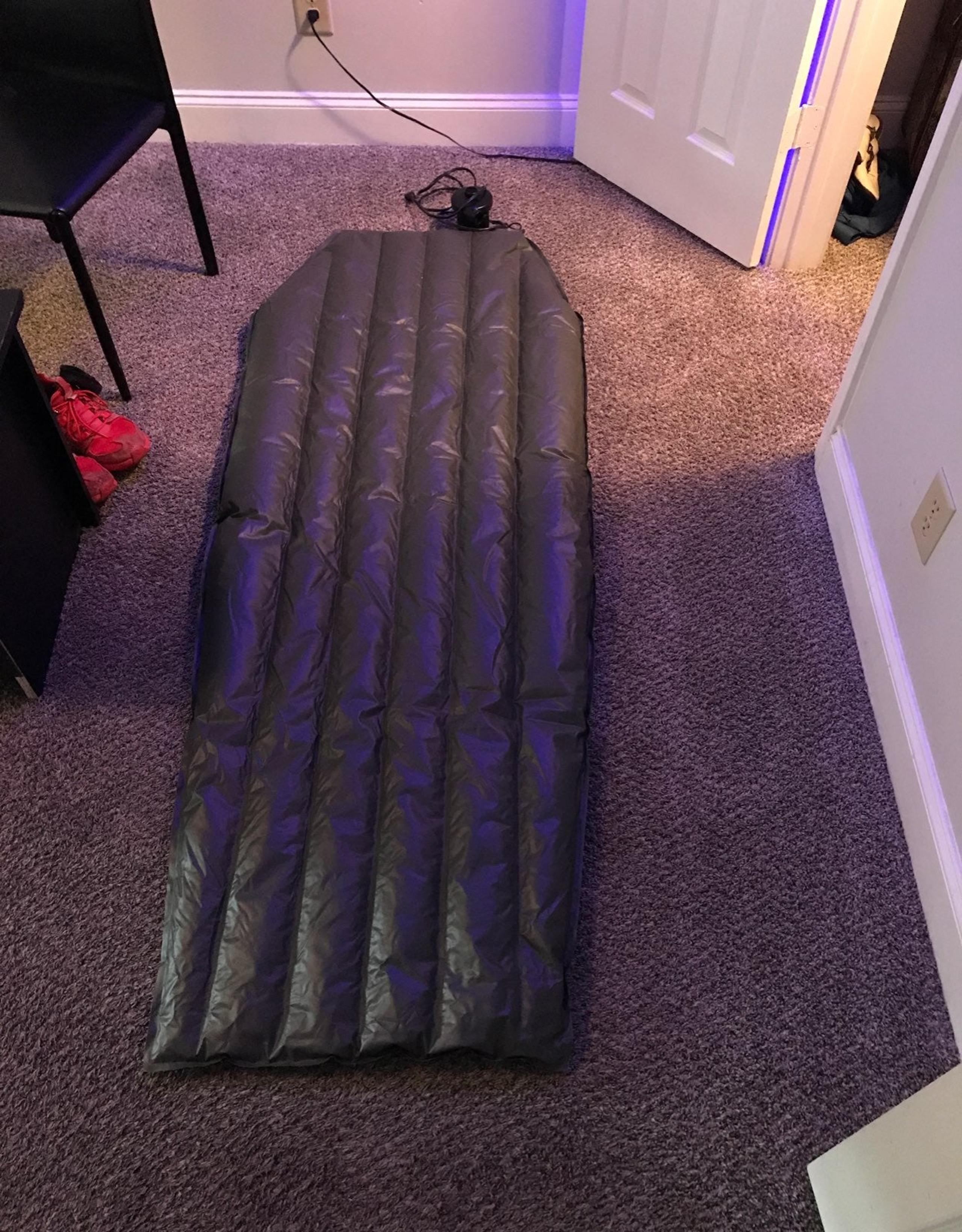 Twin size air mattress with pump