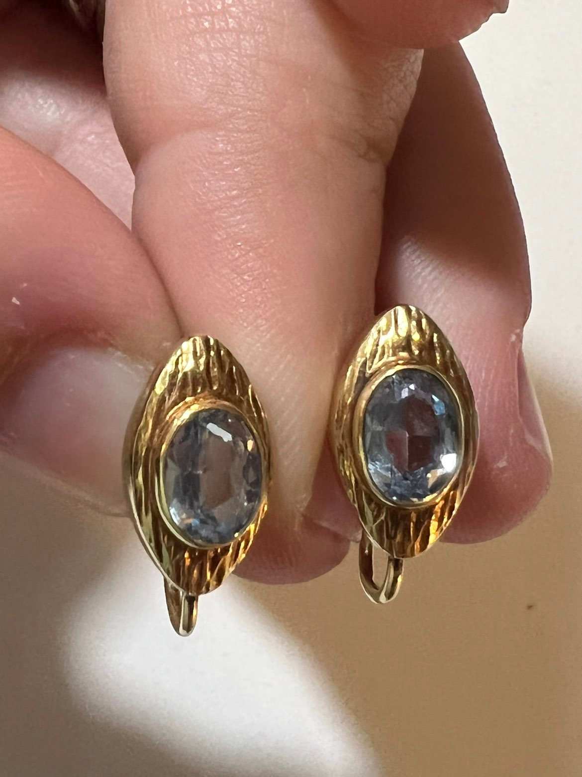 Absolutely Stunning Aquamarine 14KT Gold Screwback Earrings, 2.65gm