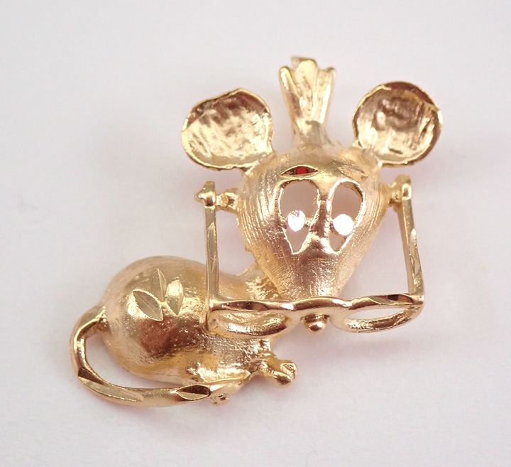 Vintage Solid 14K Yellow Gold Mouse with Glasses Charm Pendant