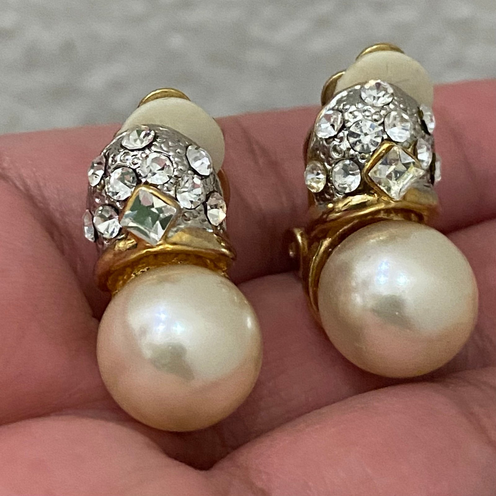 Vintage Unsigned Faux Pearl Gold-tone Rhinestones Clip On Earrings 13g.