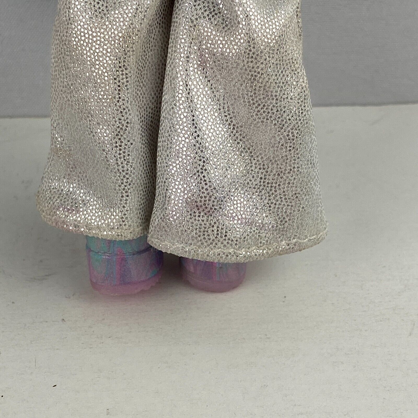 LOL Surprise OMG Winter Disco Snowlicious Doll Blue Hair Pink Glitter Top