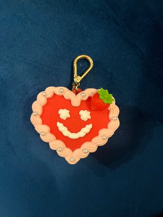 NWOT Bath and Body Works Red Heart Cake Pocketbac Holder