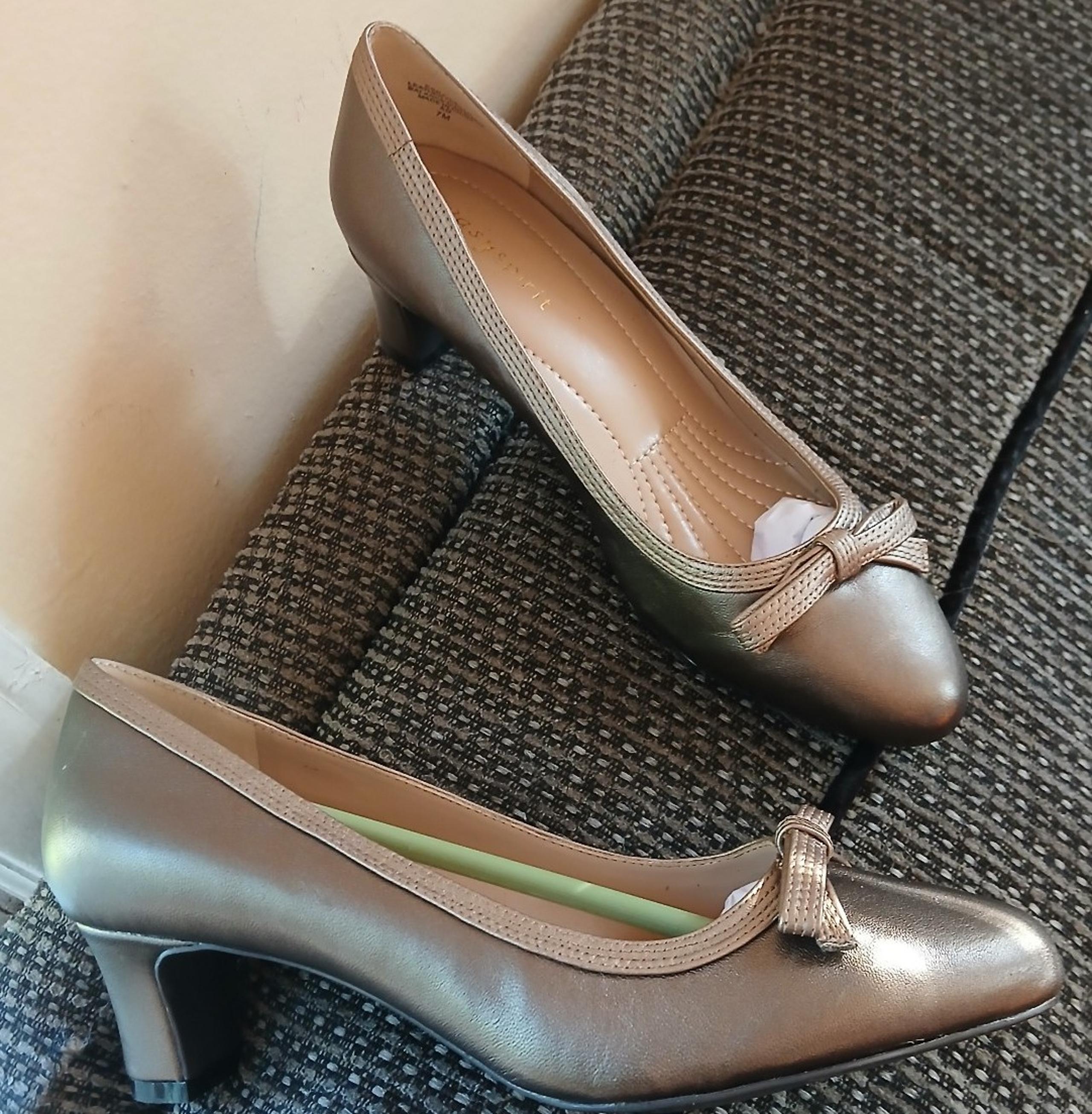 Easy Spirit - Women's Light Brown/Copper, Leather Upper Pumps. Size 7M. NWOT