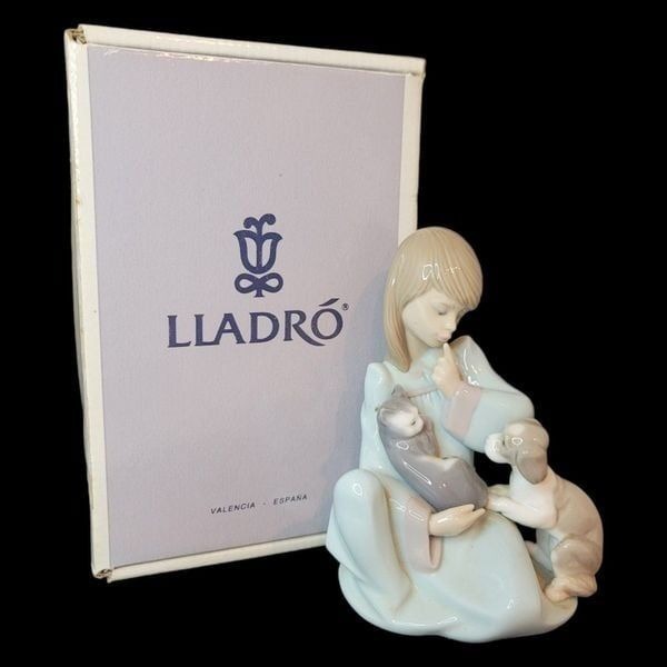 Lladro Figurine #5640 Cat Nap Girl Holding Sleeping Cat with Dog with box