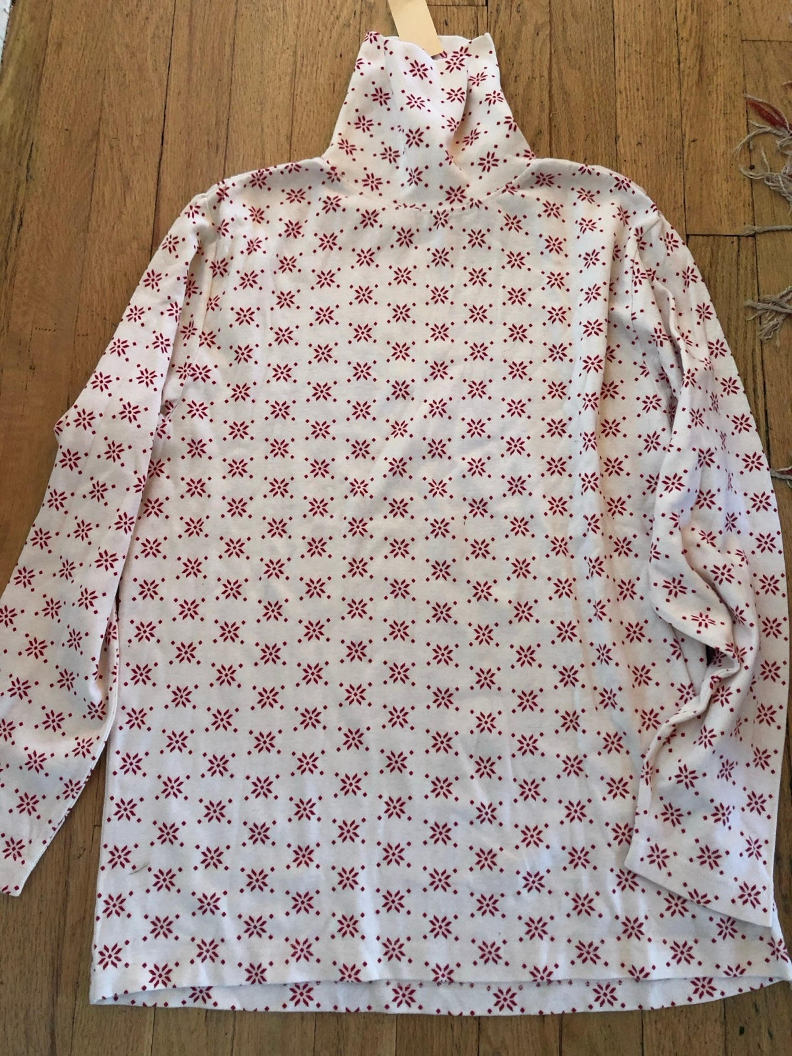 Eddie Bauer NWT women’s cotton turtleneck with red snowflake size l