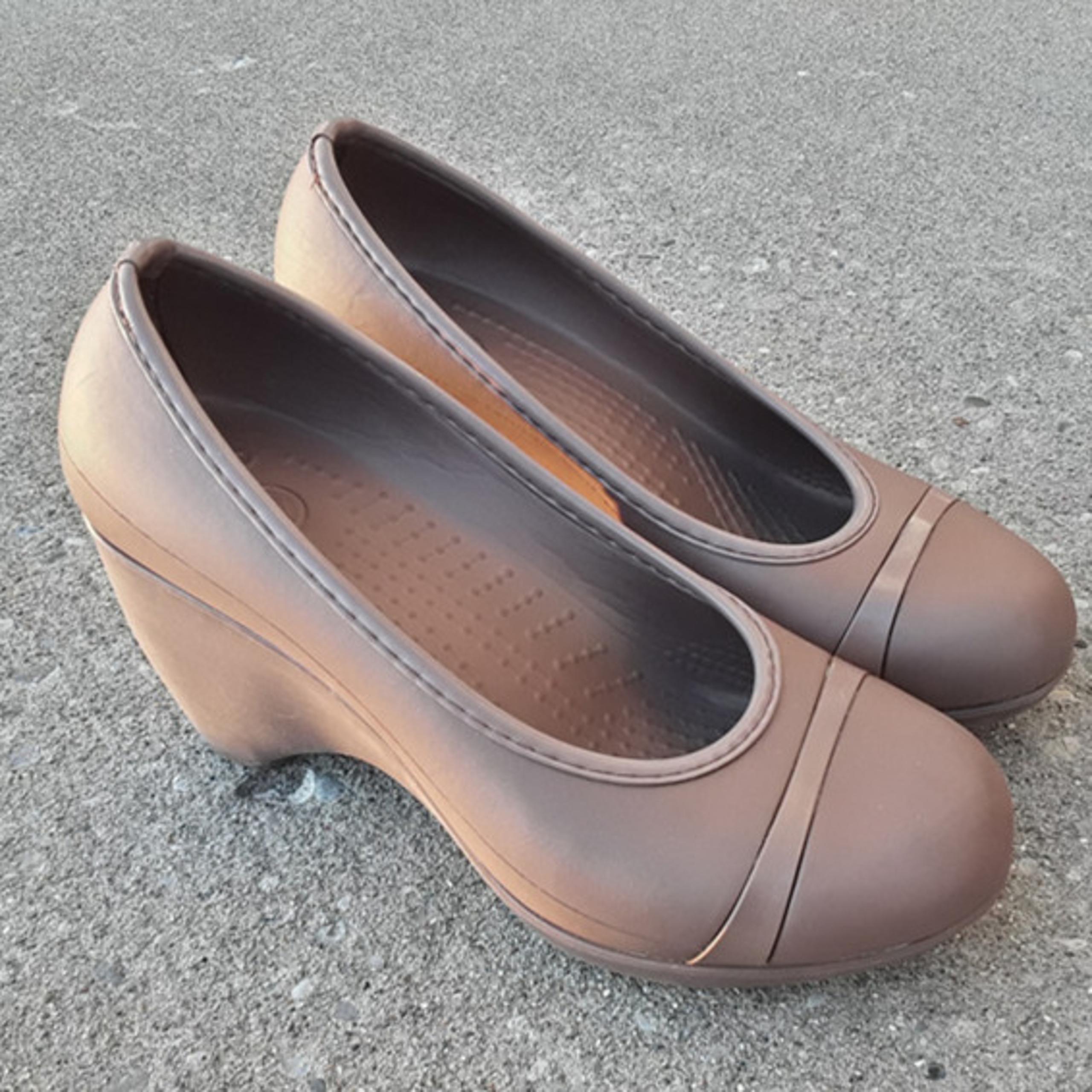Crocs Lena Slip On Wedge Heels Pumps Shoes Brown Tan Womens Size 9