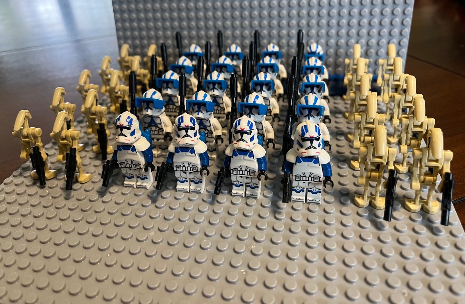 40 peice CLONETROOPER and DROID ARMY minifigure set. Works with Lego brand sets.